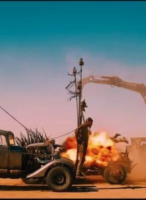 Filmisch woestijnbeeld met warme oranje tinten en een geïmproviseerde auto