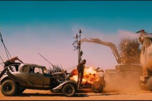 Filmisch woestijnbeeld met warme oranje tinten en een geïmproviseerde auto