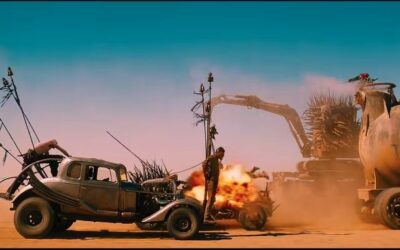 Filmisch woestijnbeeld met warme oranje tinten en een geïmproviseerde auto