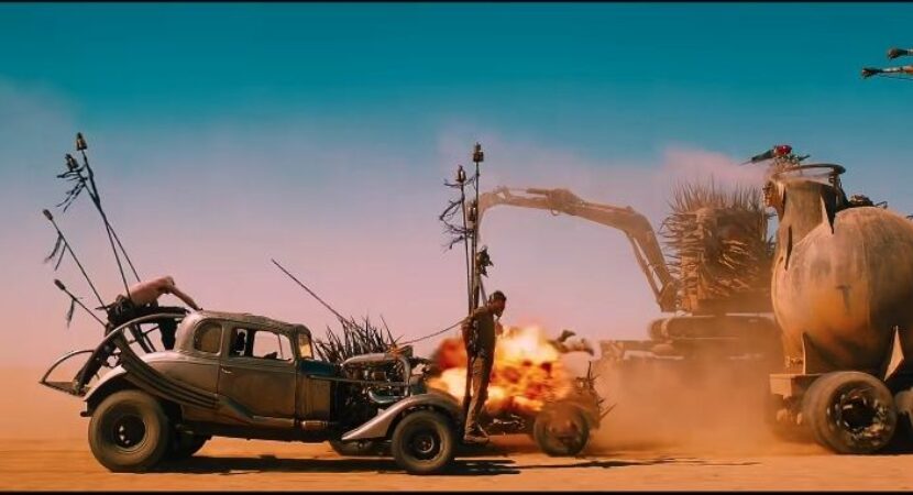 Filmisch woestijnbeeld met warme oranje tinten en een geïmproviseerde auto